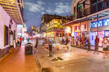 New Orleans, ABD - 24 Ekim 2023: New Orleans şehir merkezindeki Fransız Mahallesi 'nde neon ışıklı barlar ve barlar.