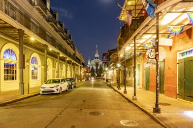 New Orleans, ABD - 24 Ekim 2023: New Orleans şehir merkezindeki Fransız Mahallesi 'nde neon ışıklı barlar ve barlar.