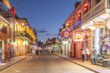 New Orleans, ABD - 24 Ekim 2023: New Orleans şehir merkezindeki Fransız Mahallesi 'nde neon ışıklı barlar ve barlar..