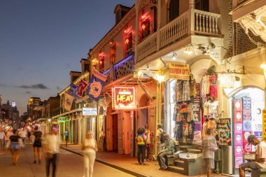 New Orleans, ABD - 24 Ekim 2023: New Orleans şehir merkezindeki Fransız Mahallesi 'nde neon ışıklı barlar ve barlar.