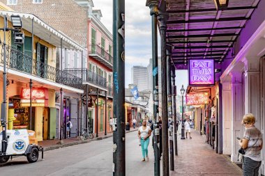 New Orleans; ABD - 24 Ekim 2023: New Orleans şehir merkezindeki Fransız Mahallesi 'nde neon ışıkları olan barlar ve barlar.