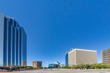 Dallas, ABD - 6 Kasım 2023: Dallas 'ın mavi gökyüzü altındaki tarihi gökdelenin panoramik manzarası.