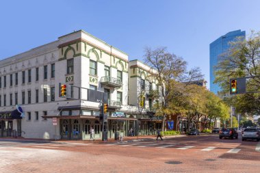 Fort Worth, Teksas - 4 Kasım 2023: 1908 'den kalma eski plaza otelinin tarihi cephesi ve ana caddedeki Fort Worth' un arka planındaki modern gökdelen..