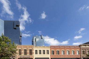 Fort Worth, Teksas - 4 Kasım 2023: Tuğla binaların tarihi ön cephesi ve ana caddedeki Fort Worth 'da modern gökdelen.