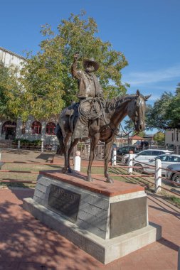 Fort Worth, Teksas - 5 Kasım 2023: Bruce Greene 'den Red Steagall heykeli, Fort Worth' un ünlü bir kovboyu..