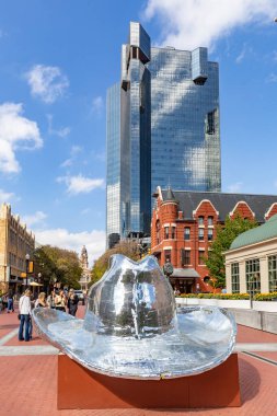Fort Worth, Teksas - 4 Kasım 2023: The Disco Cowboy Hat Fort Worth, ana caddedeki Sundance Plaza 'da.