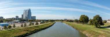 Fort Worth, Teksas - 5 Kasım 2023: Ufukta gökdelen ile Fort Worth Trinity manzaralı panoramik nehir.