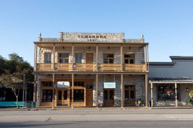 Fredericksburg, ABD - 2 Kasım 2023 Fredericksburg, Teksas 'taki ana cadde, perakende mağazaları ve yürüyen insanlarla The Magic Mile olarak da bilinir..