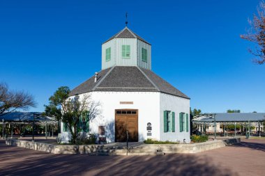 Fredericksburg, ABD - 1 Kasım 2023: Fredericksburg, Teksas 'taki merkez pazar meydanındaki Vereinskirche - kilise manzarası.