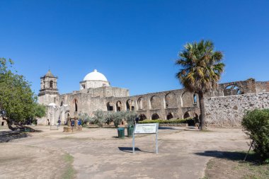 San Antonio, ABD - 31 Ekim 2023: Bir Unesco dünya mirası alanı olan San Antonio misyon rotasında görev kavramı.