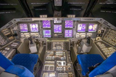 Houston, ABD - 22 Ekim 2023: Teksas 'taki Houston Uzay Merkezi' nde bir Uzay Mekiği kokpiti sergileniyor