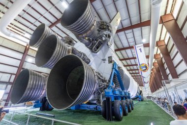 Houston, ABD - 22 Ekim 2023: Houston, Teksas 'taki Lyndon B. Johnson Uzay Merkezi' nde SATURN V Rocket ile birlikte hangarın içinde. Roket detaylarını Apollo kapsülüyle kapat.