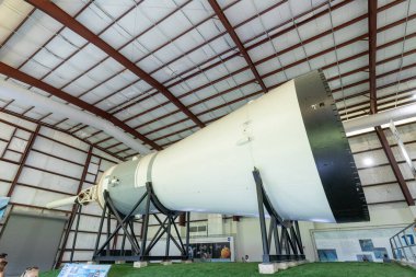 Houston, ABD - 22 Ekim 2023: Houston, Teksas 'taki Lyndon B. Johnson Uzay Merkezi' nde SATURN V Rocket ile birlikte hangarın içinde. Roket detaylarını Apollo kapsülüyle kapat.