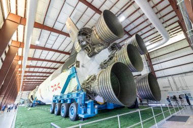 Houston, ABD - 22 Ekim 2023: Houston, Teksas 'taki Lyndon B. Johnson Uzay Merkezi' nde SATURN V Rocket ile birlikte hangarın içinde. Roket detaylarını Apollo kapsülüyle kapat.