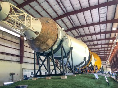 Houston, ABD - 22 Ekim 2023: Houston, Teksas 'taki Lyndon B. Johnson Uzay Merkezi' nde SATURN V Rocket ile birlikte hangarın içinde. Roket detaylarını Apollo kapsülüyle kapat.