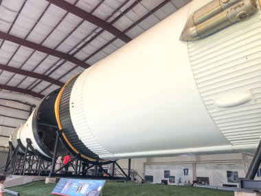 Houston, ABD - 22 Ekim 2023: Houston, Teksas 'taki Lyndon B. Johnson Uzay Merkezi' nde SATURN V Rocket ile birlikte hangarın içinde. Roket detaylarını Apollo kapsülüyle kapat.