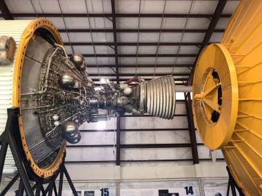 Houston, ABD - 22 Ekim 2023: Houston, Teksas 'taki Lyndon B. Johnson Uzay Merkezi' nde SATURN V Rocket ile birlikte hangarın içinde. Roket detaylarını Apollo kapsülüyle kapat.
