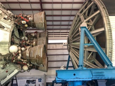 Houston, ABD - 22 Ekim 2023: Houston, Teksas 'taki Lyndon B. Johnson Uzay Merkezi' nde SATURN V Rocket ile birlikte hangarın içinde. Roket detaylarını Apollo kapsülüyle kapat.