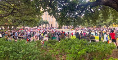 Houston, ABD - 21 Ekim 2023: İnsanlar Filistin 'de barış için Houston belediye binasında gösteri yaptılar.