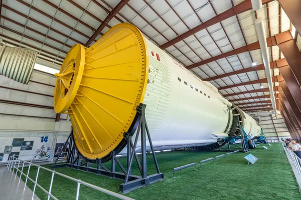 Houston, ABD - 22 Ekim 2023: Houston, Teksas 'taki Lyndon B. Johnson Uzay Merkezi' nde SATURN V Rocket ile birlikte hangarın içinde. Roket detaylarını Apollo kapsülüyle kapat.