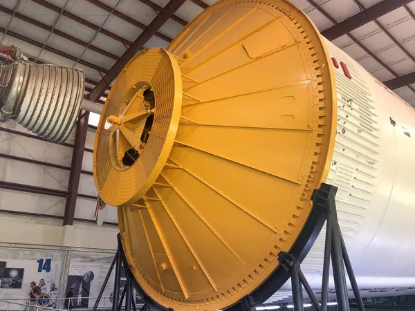 Houston, ABD - 22 Ekim 2023: Houston, Teksas 'taki Lyndon B. Johnson Uzay Merkezi' nde SATURN V Rocket ile birlikte hangarın içinde. Roket detaylarını Apollo kapsülüyle kapat.