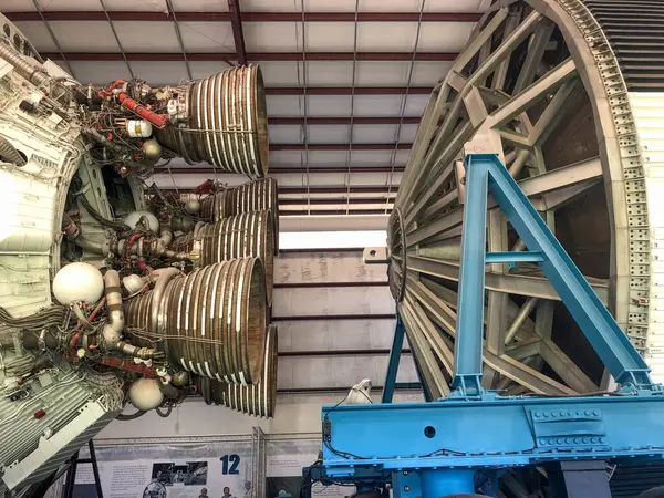Houston, ABD - 22 Ekim 2023: Houston, Teksas 'taki Lyndon B. Johnson Uzay Merkezi' nde SATURN V Rocket ile birlikte hangarın içinde. Roket detaylarını Apollo kapsülüyle kapat.