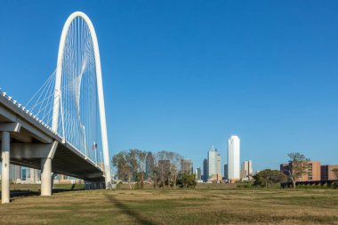 Dallas şehir merkezinin manzaralı silueti Trinity Nehri 'nden Margaret Hunt Hill Köprüsü, Teksas