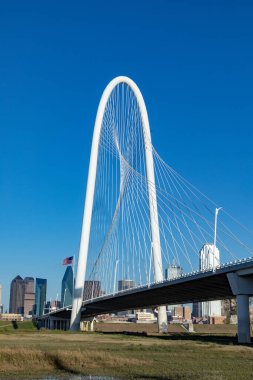 Dallas şehir merkezinin manzaralı gökyüzü manzarası Trinity Nehri 'nden Margaret Hunt Hill Köprüsü, Teksas