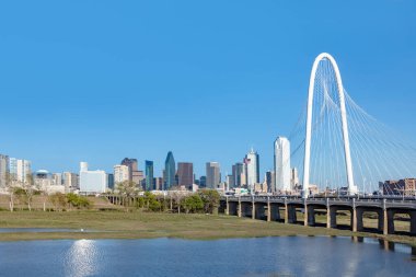 Dallas şehir merkezinin manzaralı gökyüzü manzarası Trinity Nehri 'nden Margaret Hunt Hill Köprüsü, Teksas