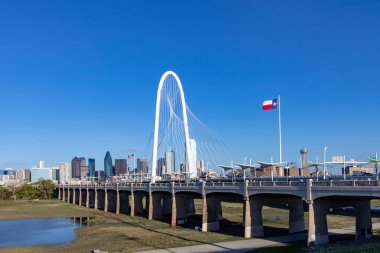Dallas şehir merkezinin manzaralı gökyüzü manzarası Trinity Nehri 'nden Margaret Hunt Hill Köprüsü, Teksas
