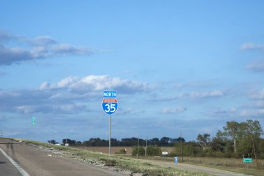 35 no 'lu otobanda kuzeye gidiyorum. Sokakta trafik yok.
