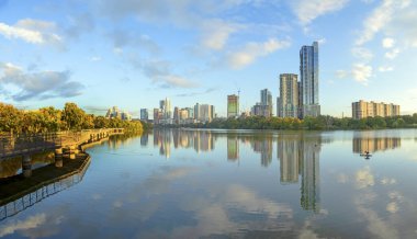 Austin 'in ufuk çizgisi sabahın erken saatlerinde Colorado nehri, Teksas, ABD' de aynalı şehir.