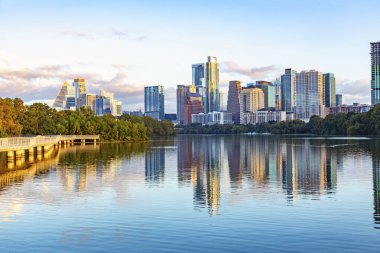 Austin 'in ufuk çizgisi sabahın erken saatlerinde Colorado nehri, Teksas, ABD' de aynalı şehir.