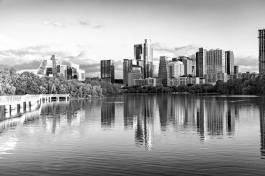 Austin 'in ufuk çizgisi sabahın erken saatlerinde Colorado nehri, Teksas, ABD' de aynalı şehir.