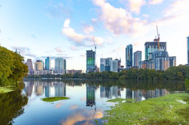 Austin 'in ufuk çizgisi sabahın erken saatlerinde Colorado nehri, Teksas, ABD' de aynalı şehir.