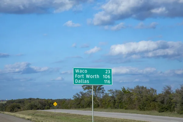 City Distances Waco Fort Worth Dallas Sign Interstate Traffic Street — Stock Photo, Image