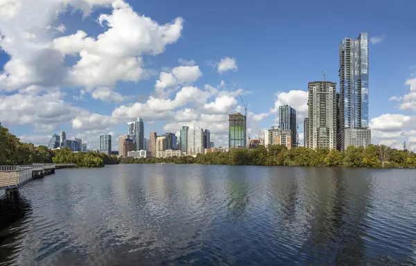 Austin 'in ufuk çizgisi sabahın erken saatlerinde Colorado nehri, Teksas, ABD' de aynalı şehir.