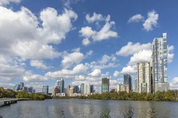 Austin 'in ufuk çizgisi sabahın erken saatlerinde Colorado nehri, Teksas, ABD' de aynalı şehir.