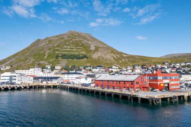 Nordkap- yolcu gemisinden Honningsvag limanına bakın..