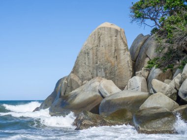 Tayrona Ulusal Parkı, Kolombiya 'da bir sahilde devasa manzaralı kayalar.