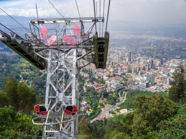 Monserrate Dağı 'ndan huninküler yapı direğiyle Bogota' nın ufuk çizgisine bak