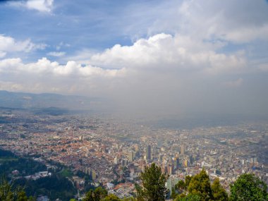 Monserrate dağından Bogota 'nın ufuk çizgisine bak, parçalı bulutlu
