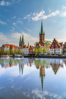 Almanya, Luebeck 'teki Peene nehrindeki eski tuğlataşı binaların yansıması..