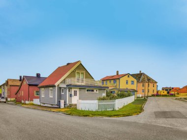 Norveç 'in tipik ahşap binalarıyla Vardo köyünün manzarası