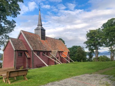 Kvernes Stave Kilisesi (Norveççe: Kvernes stavkyrkje), Norveç 'in Avery Belediyesi' nde yer alan bir kilisedir.,