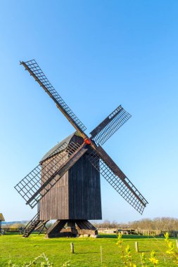 Baltık kıyısında, Almanya 'da rüzgar değirmeni