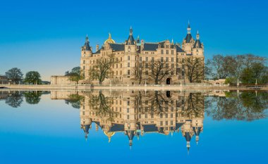Schwerin 'in ünlü şatosu gölde yansıyor, Schwerin.
