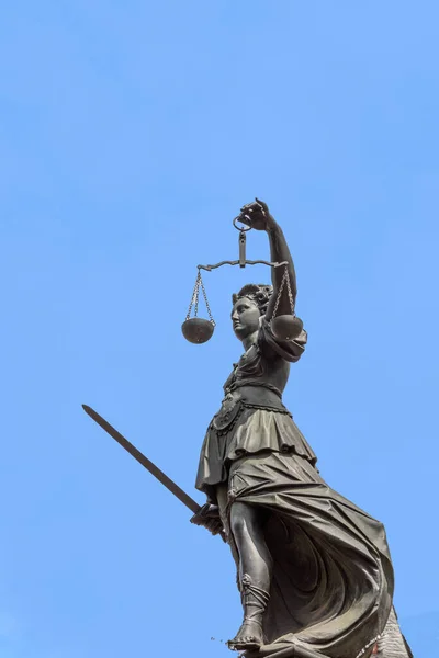 法兰克福蓝天下的妇女司法与刀剑平衡工资 — 图库照片