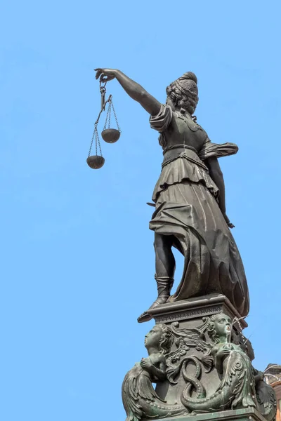 Giustizia Signora Con Spada Salario Equilibrio Francoforte Sotto Cielo Blu — Foto Stock
