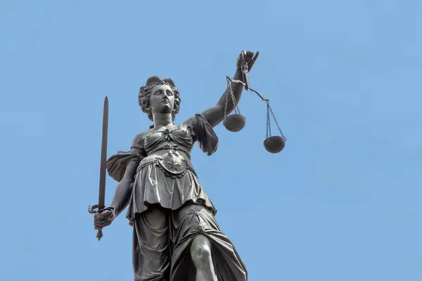Dama Justicia Con Espada Equilibrio Salarial Frankfurt Bajo Cielo Azul —  Fotos de Stock